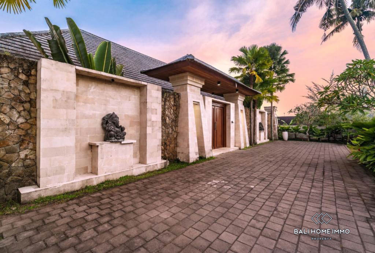 6 Bedrooms Modern Villa with jungle and rice field view for sale in ubud view 24