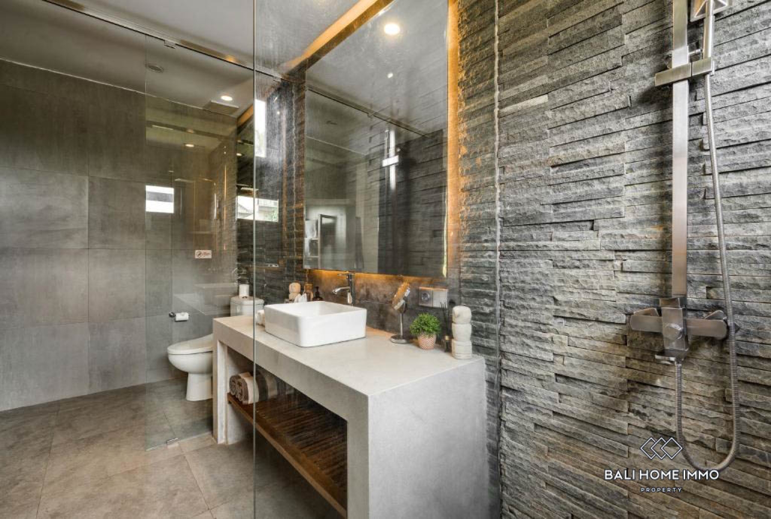 6 Bedrooms Modern Villa with jungle and rice field view for sale in ubud view 16