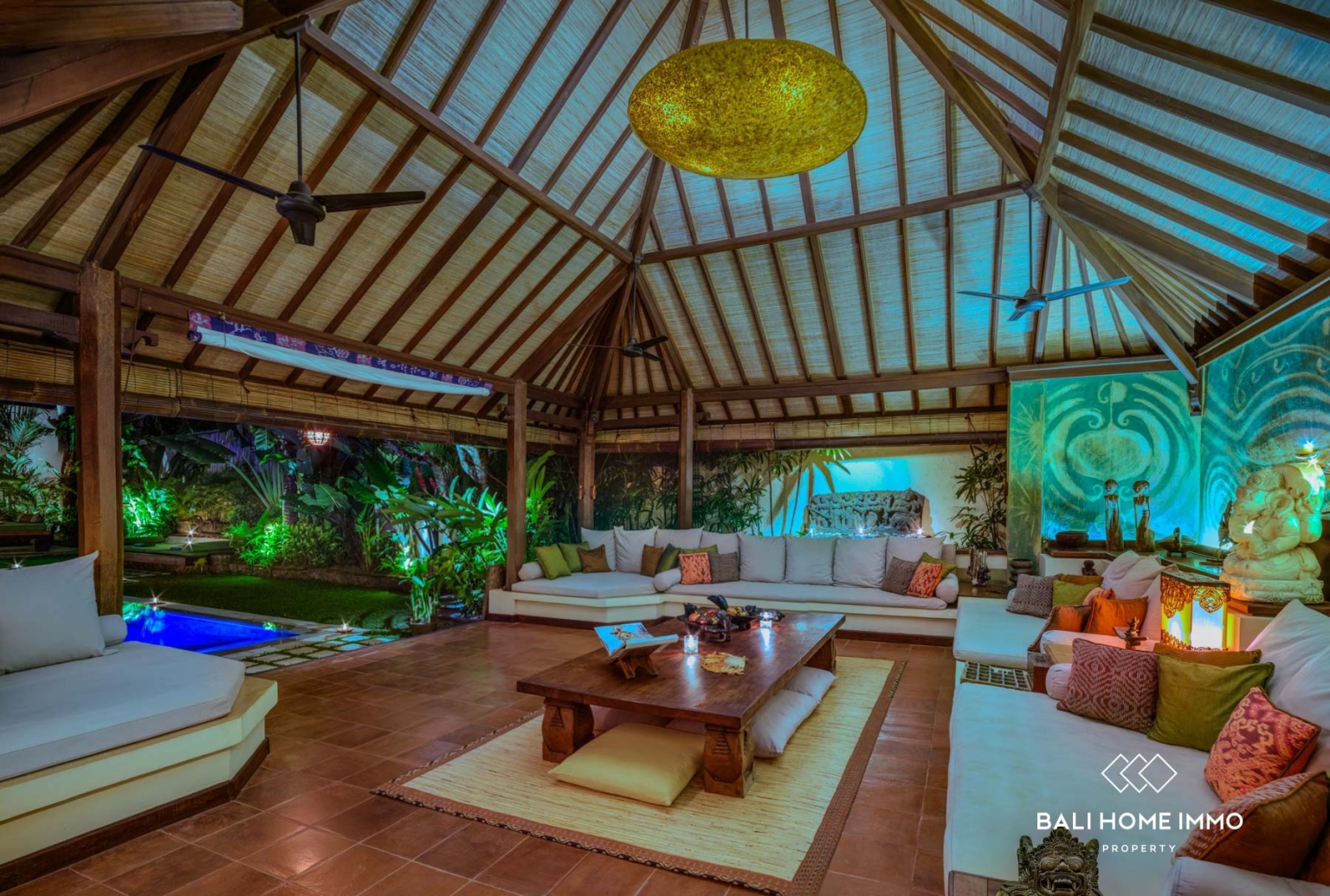 A LEGENDARY 4 BEDROOM VILLA FOR LEASEHOLD SALE in SEMINYAK BALI view 4
