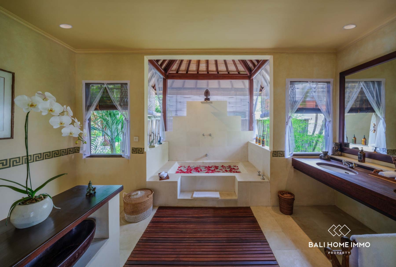 A LEGENDARY 4 BEDROOM VILLA FOR LEASEHOLD SALE in SEMINYAK BALI view 20