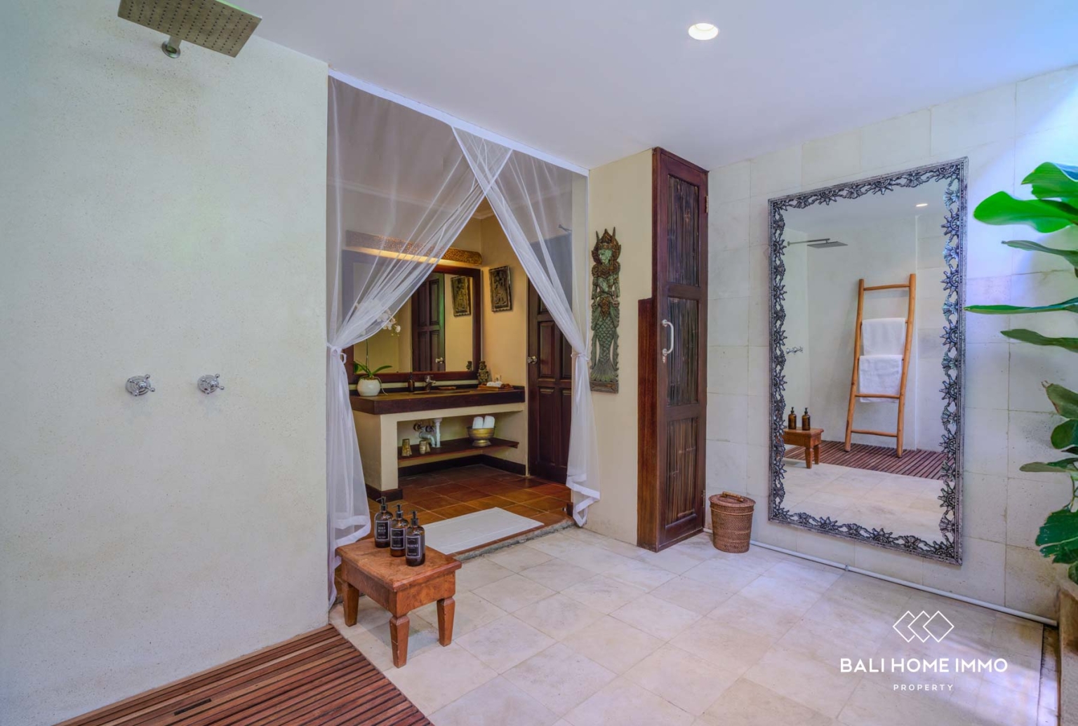 A LEGENDARY 4 BEDROOM VILLA FOR LEASEHOLD SALE in SEMINYAK BALI view 18