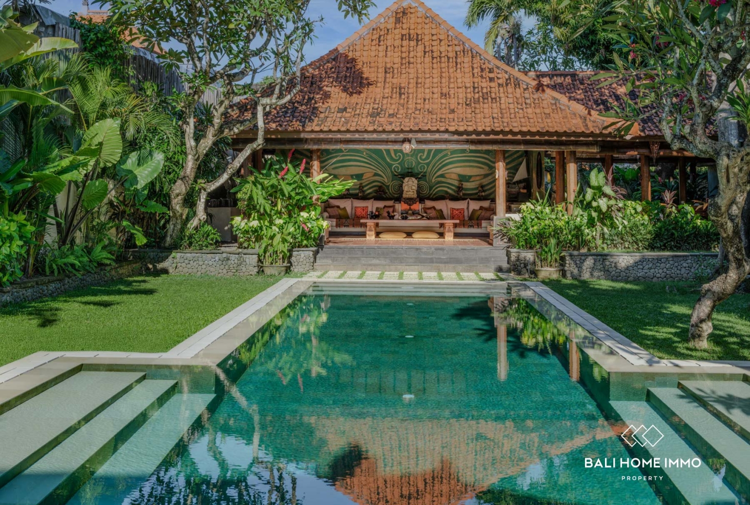 A LEGENDARY 4 BEDROOM VILLA FOR LEASEHOLD SALE in SEMINYAK BALI view 29