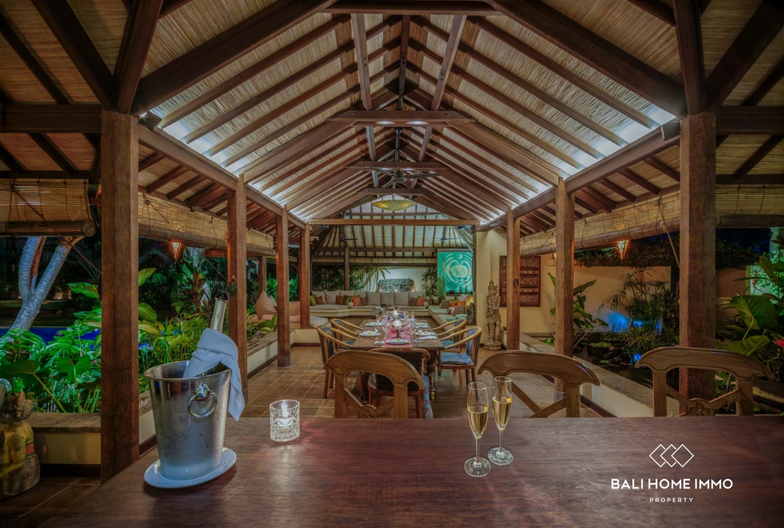 A LEGENDARY 4 BEDROOM VILLA FOR LEASEHOLD SALE in SEMINYAK BALI view 6
