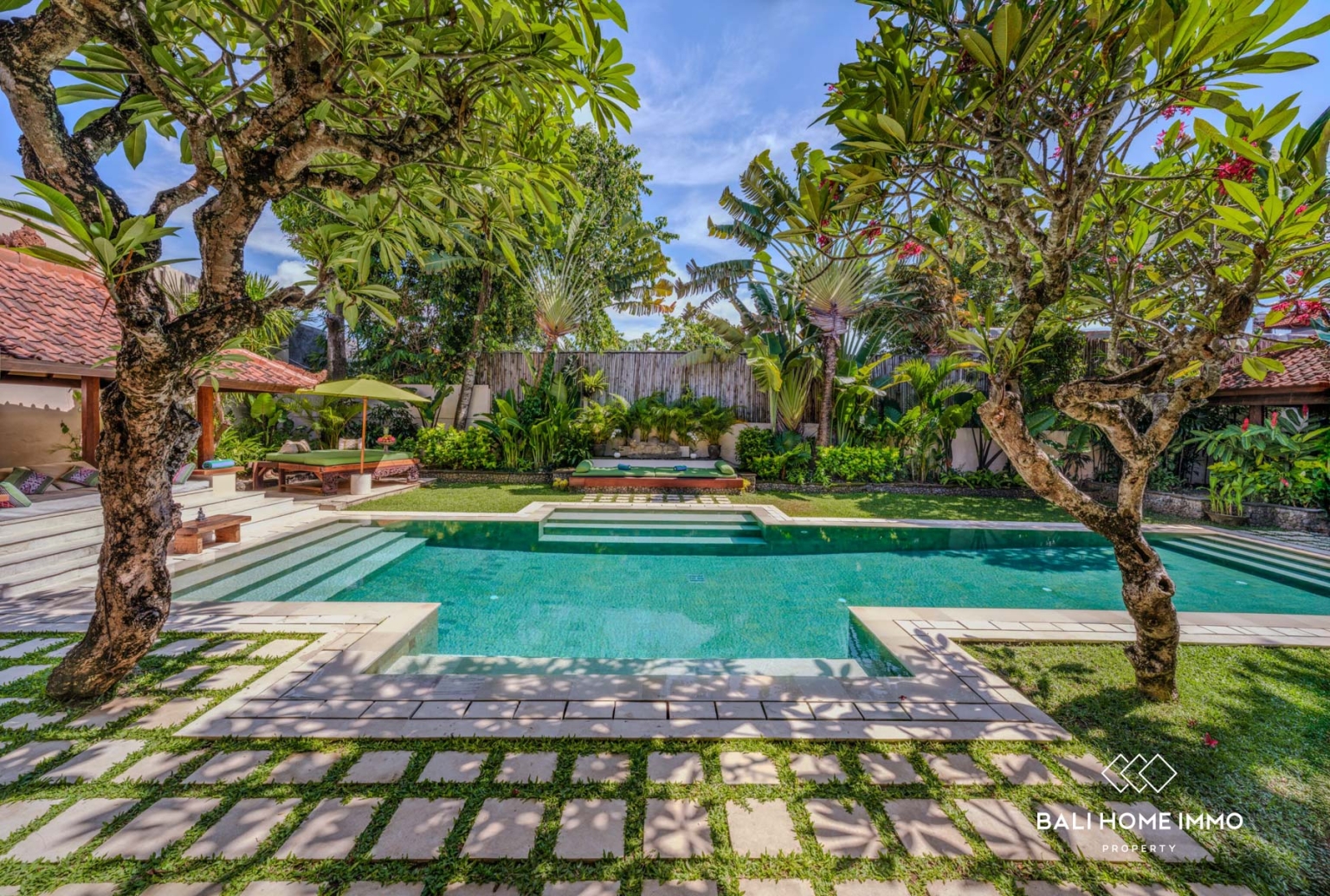 A LEGENDARY 4 BEDROOM VILLA FOR LEASEHOLD SALE in SEMINYAK BALI view 25