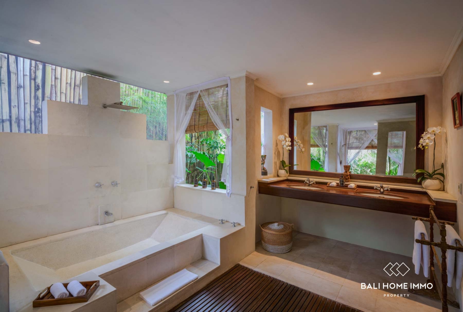 A LEGENDARY 4 BEDROOM VILLA FOR LEASEHOLD SALE in SEMINYAK BALI view 19