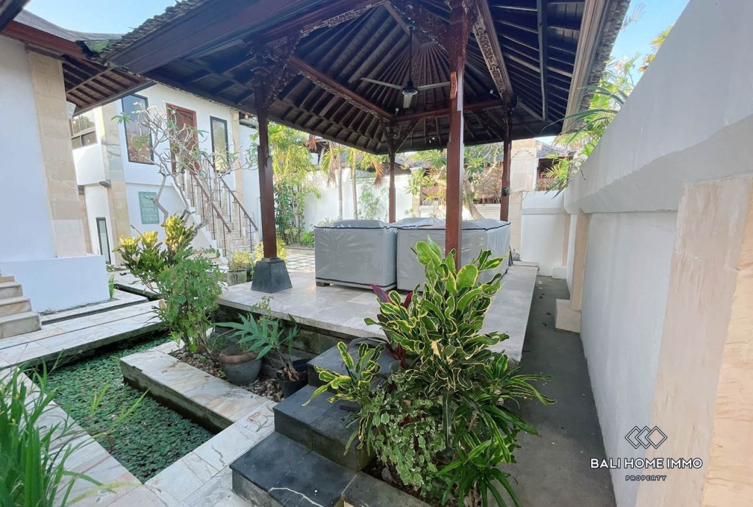 Villa balinaise contemporaine de 3 chambres à vendre et à louer à Melasti view 2