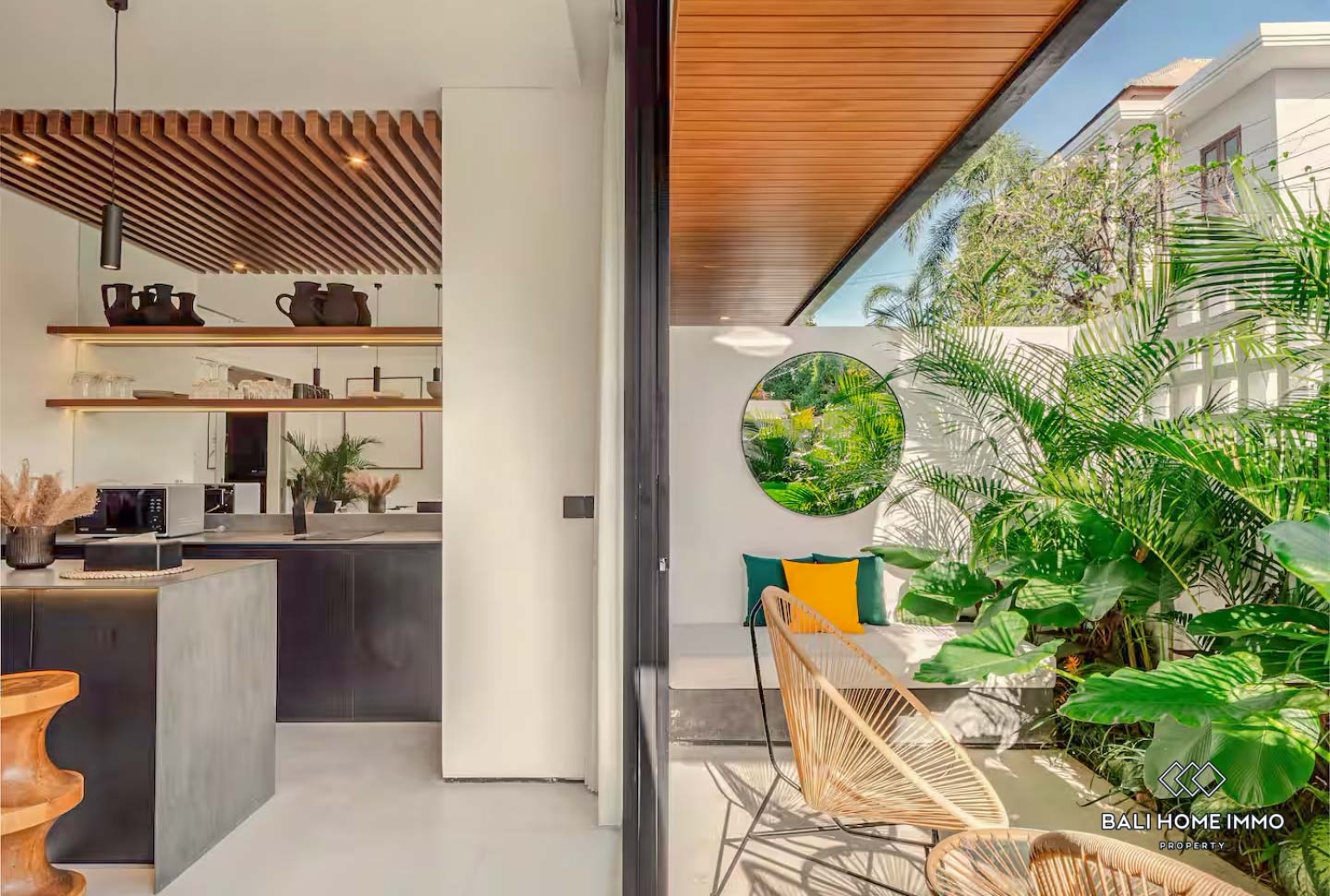 Beautiful 1 Bedrooms apartment with rooftop for sale in bali Canggu berawa view 4