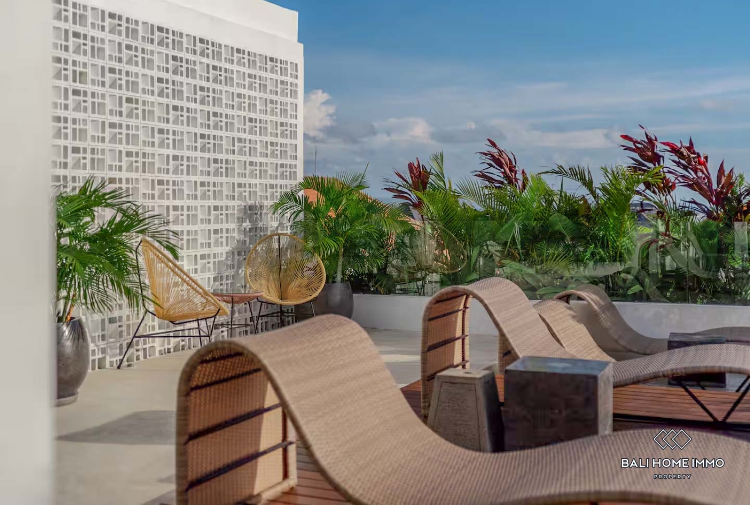 Beautiful 1 Bedrooms apartment with rooftop for sale in bali Canggu berawa view 11