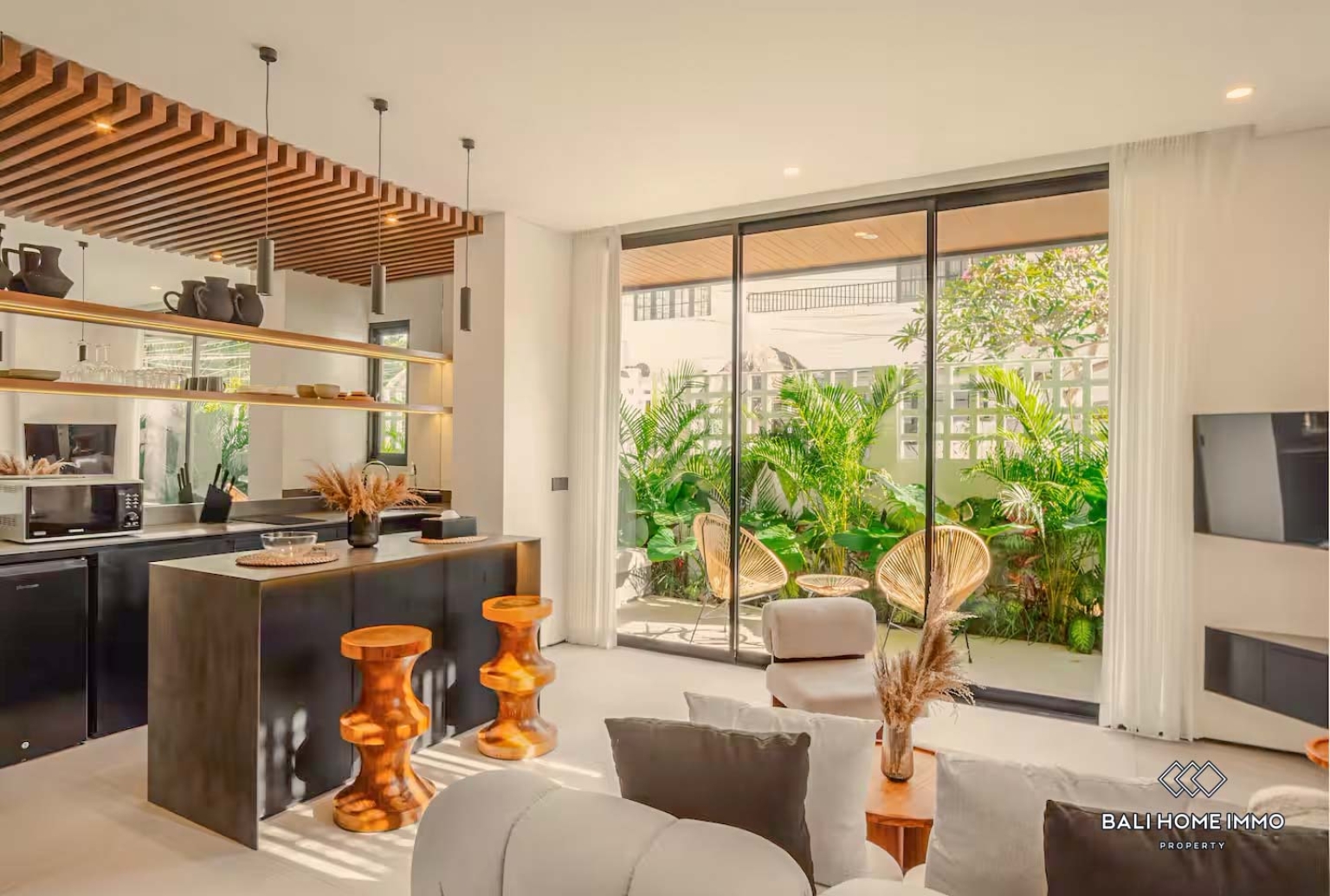 Beautiful 1 Bedrooms apartment with rooftop for sale in bali Canggu berawa view 3