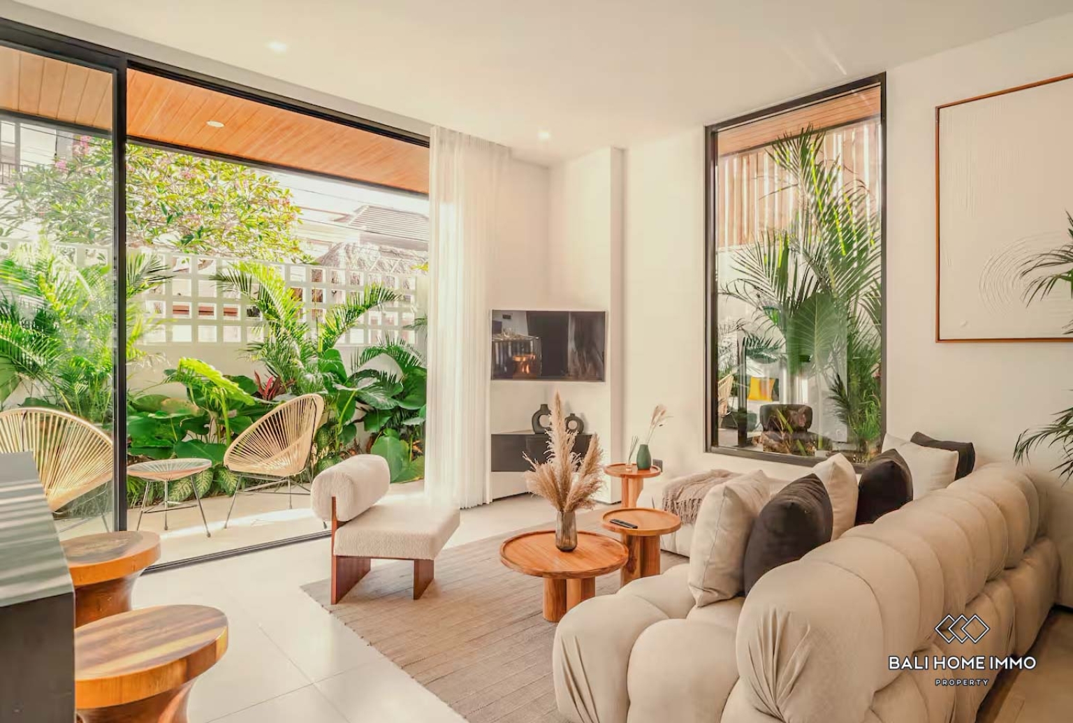 Beautiful 1 Bedrooms apartment with rooftop for sale in bali Canggu berawa view 2