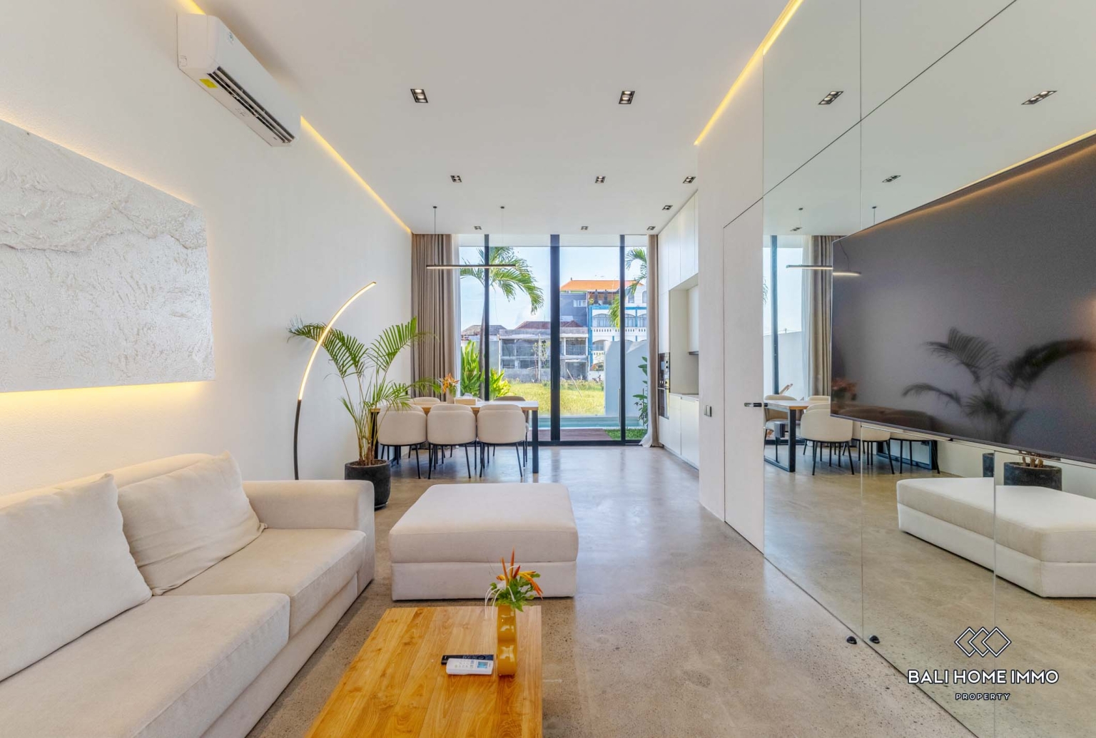 beautiful 2 Bedrooms private villa inside a villa complex for monthly rental in Canggu Berawa view 4