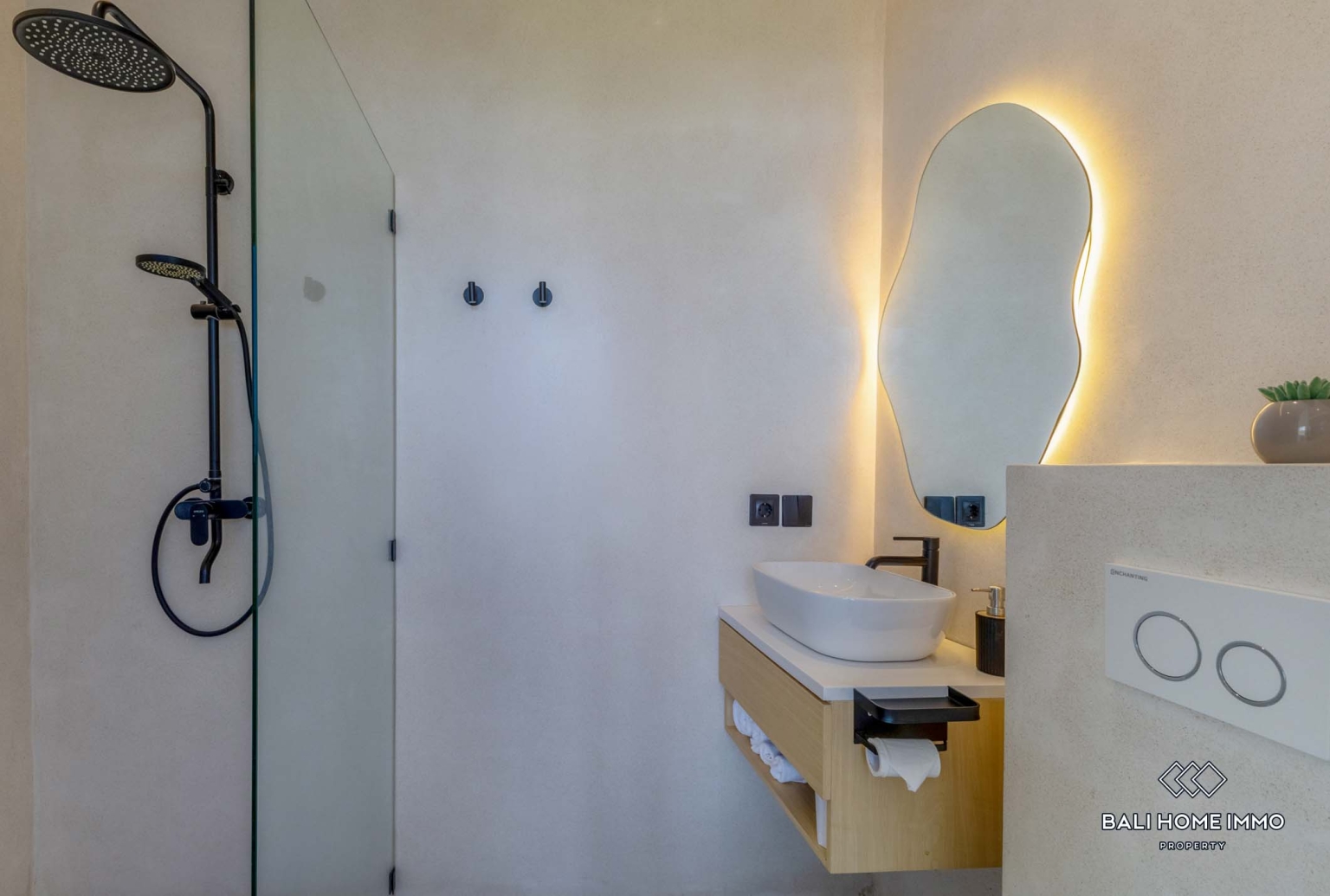 beautiful 2 Bedrooms private villa inside a villa complex for monthly rental in Canggu Berawa view 22