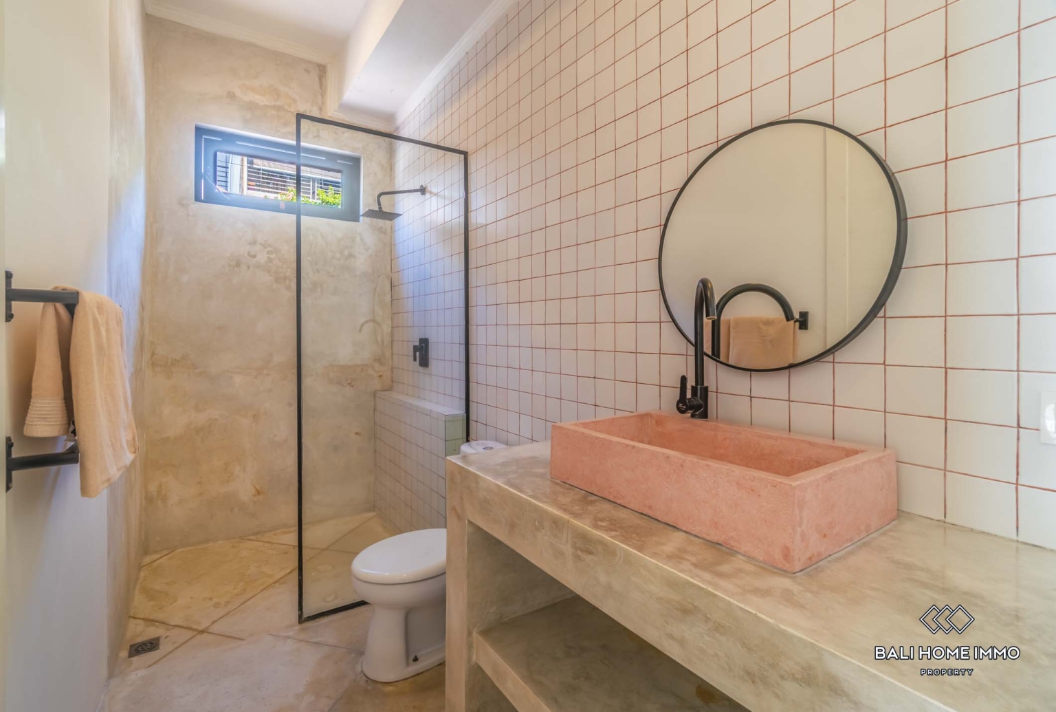 Beautiful 2 Bedrooms villa for sale leasehold in the heart of Berawa, Bali Canggu view 10