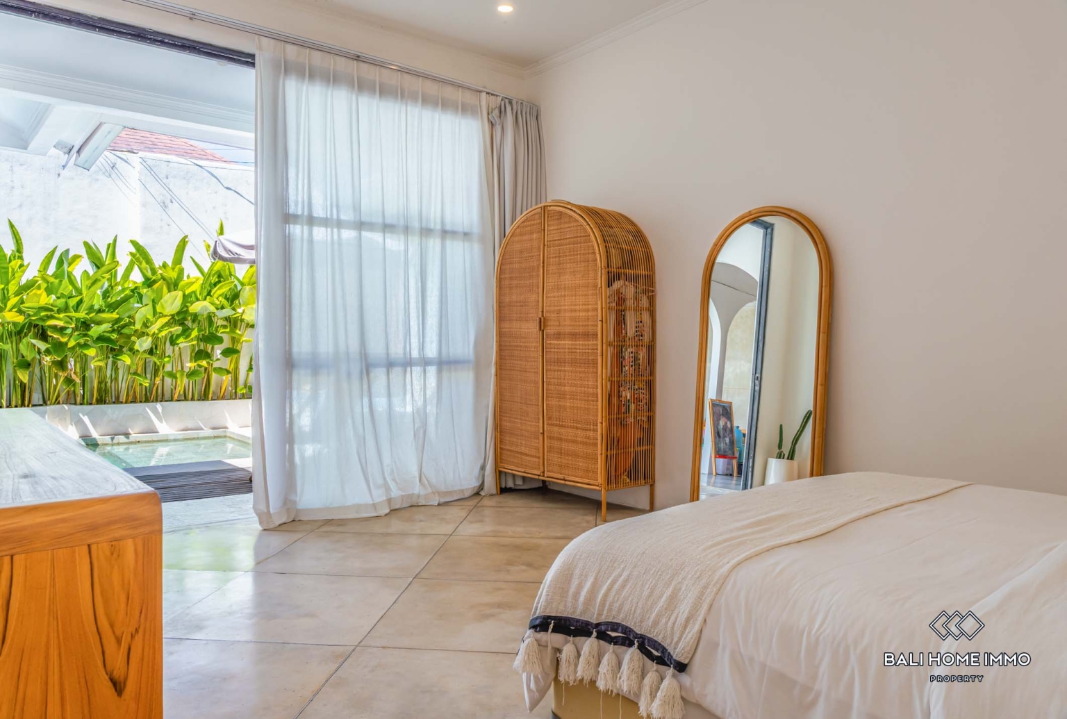 Beautiful 2 Bedrooms villa for sale leasehold in the heart of Berawa, Bali Canggu view 6