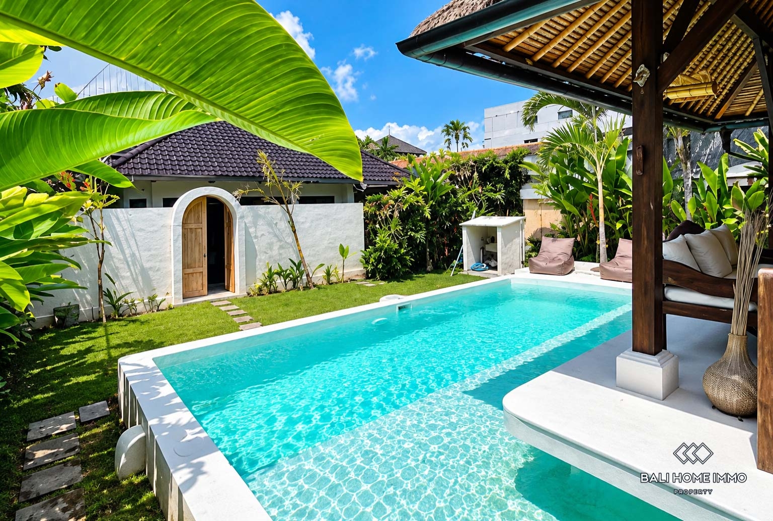 Beautiful 2 Bedrooms villa with garden for yearly rental in Bali, Canggu berawa view 12