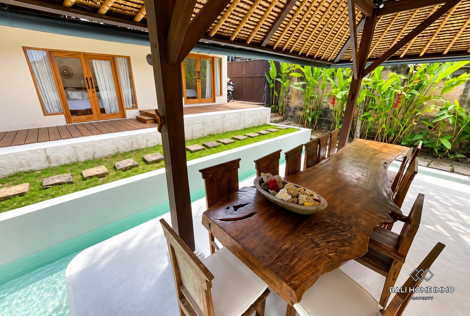 Beautiful 2 Bedrooms villa with garden for yearly rental in Bali, Canggu berawa view 5