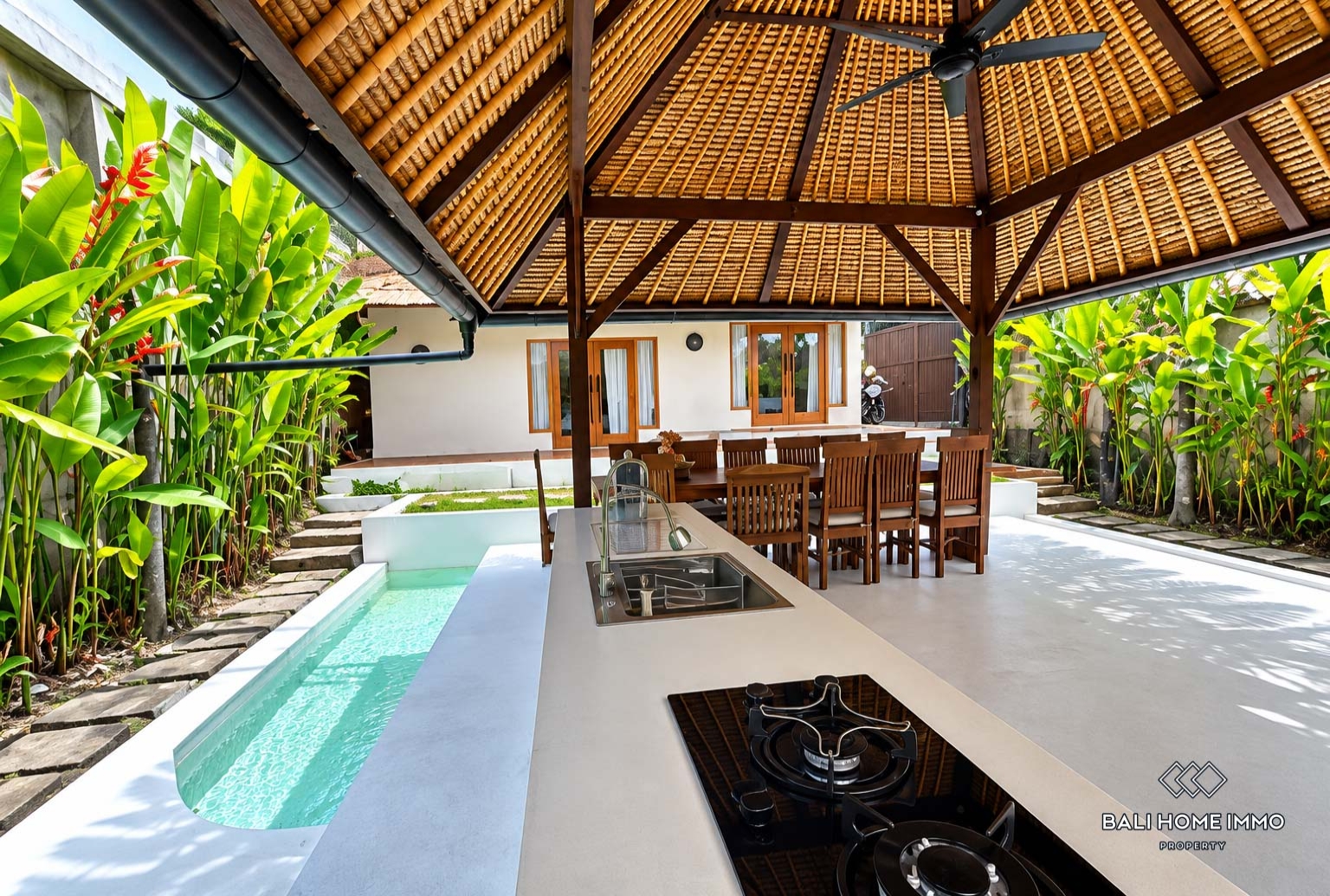 Beautiful 2 Bedrooms villa with garden for yearly rental in Bali, Canggu berawa view 6