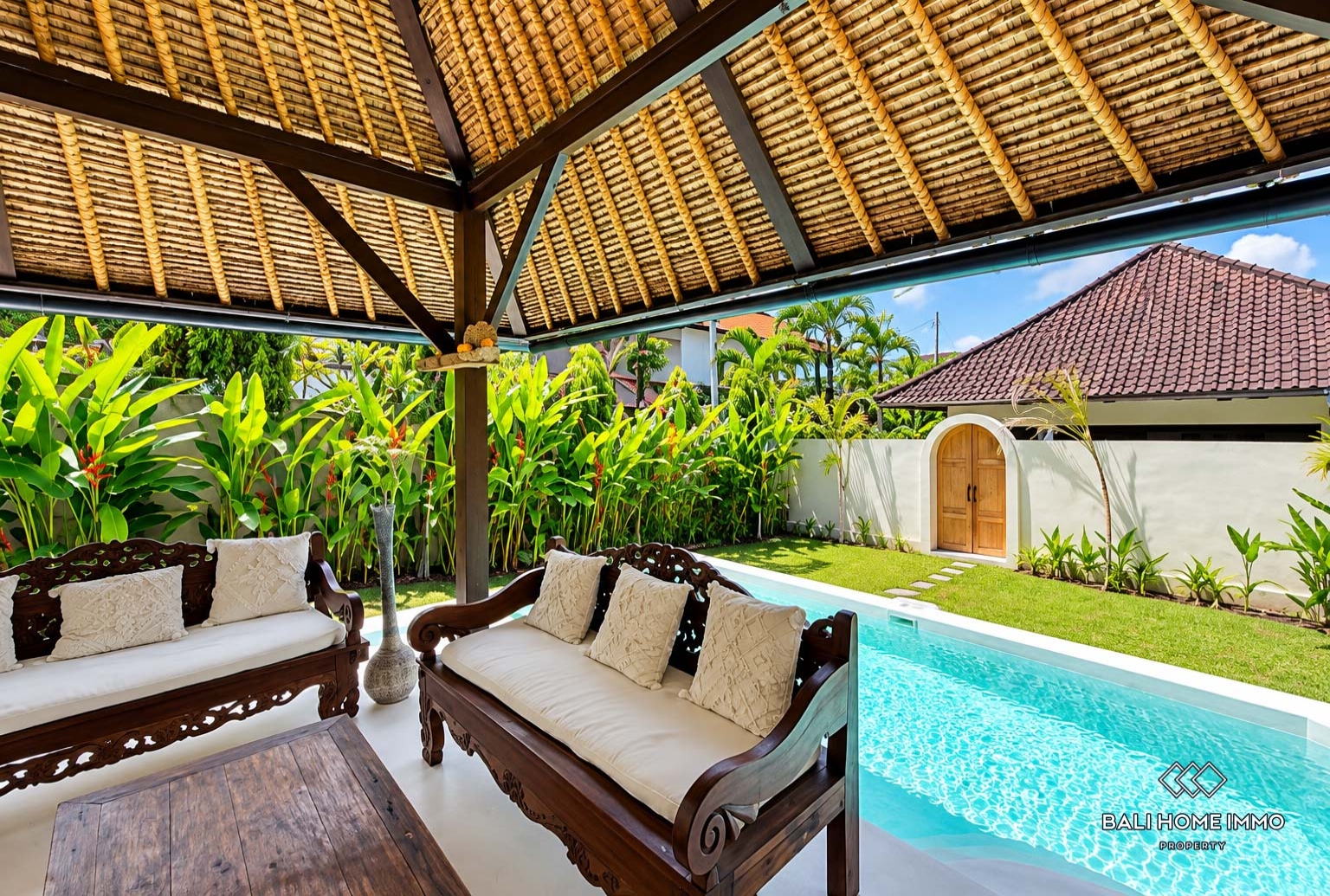 Beautiful 2 Bedrooms villa with garden for yearly rental in Bali, Canggu berawa view 3