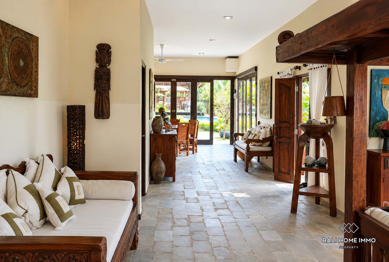Beautiful 2 Bedrooms villa with Joglo for sale Freehold in Bali, Canggu berawa view 3