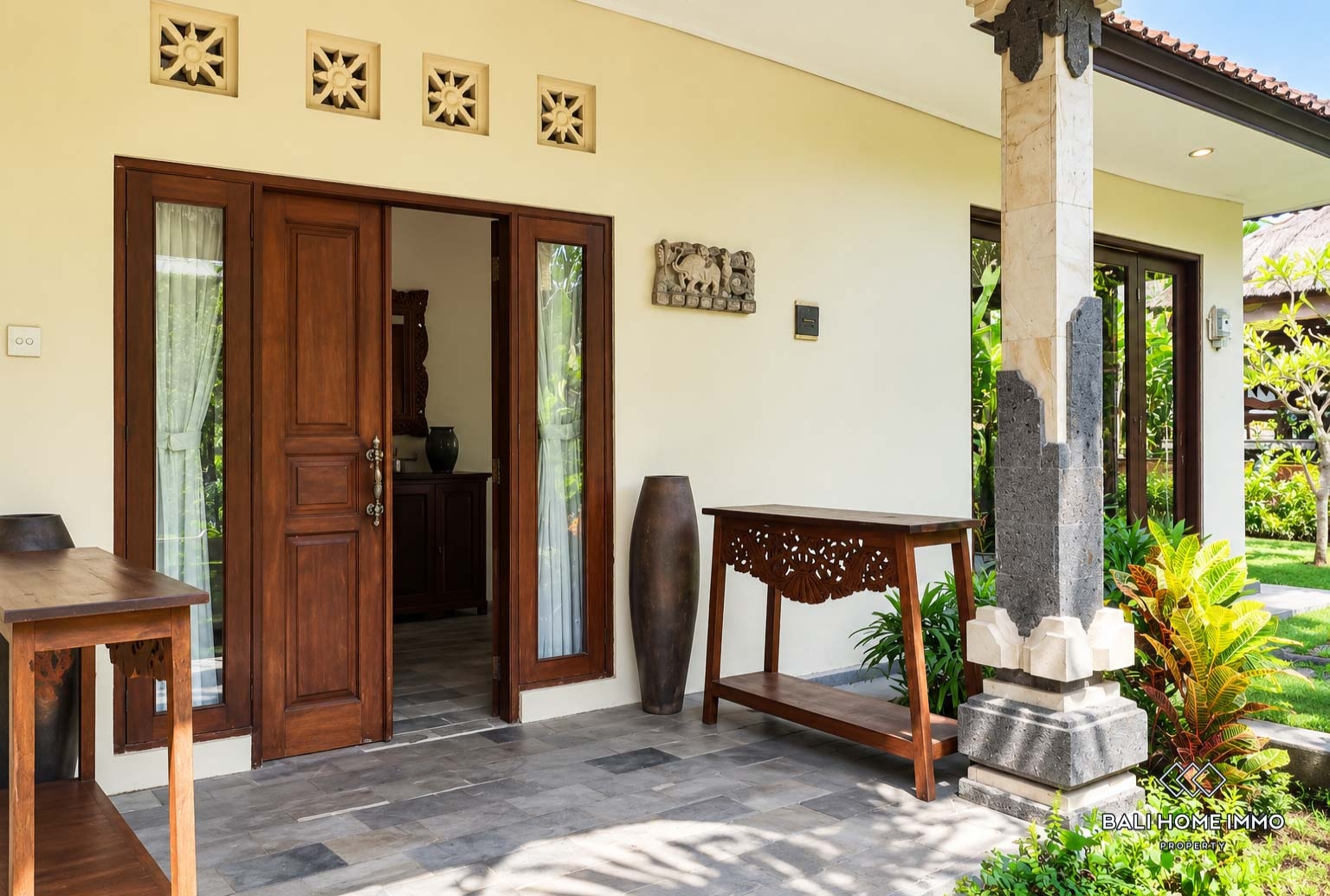 Beautiful 2 Bedrooms villa with Joglo for sale Freehold in Bali, Canggu berawa view 9