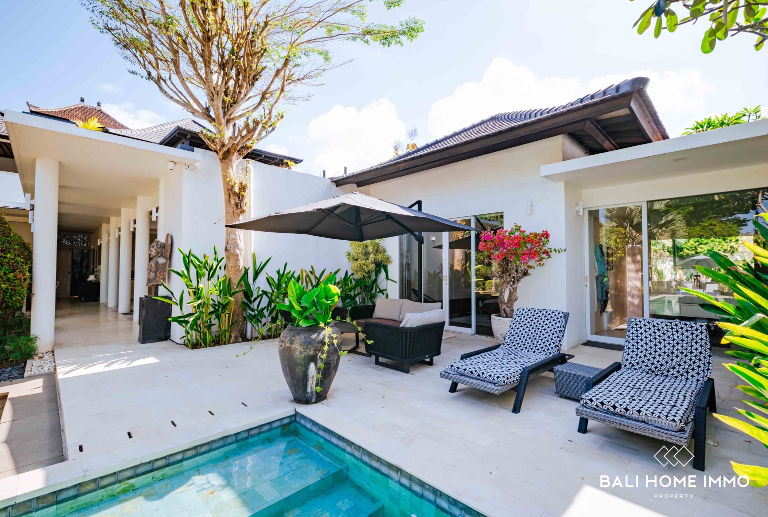 Villa 4 Kamar yang Indah Dijual dengan Status Hak Milik di Jimbaran view 2
