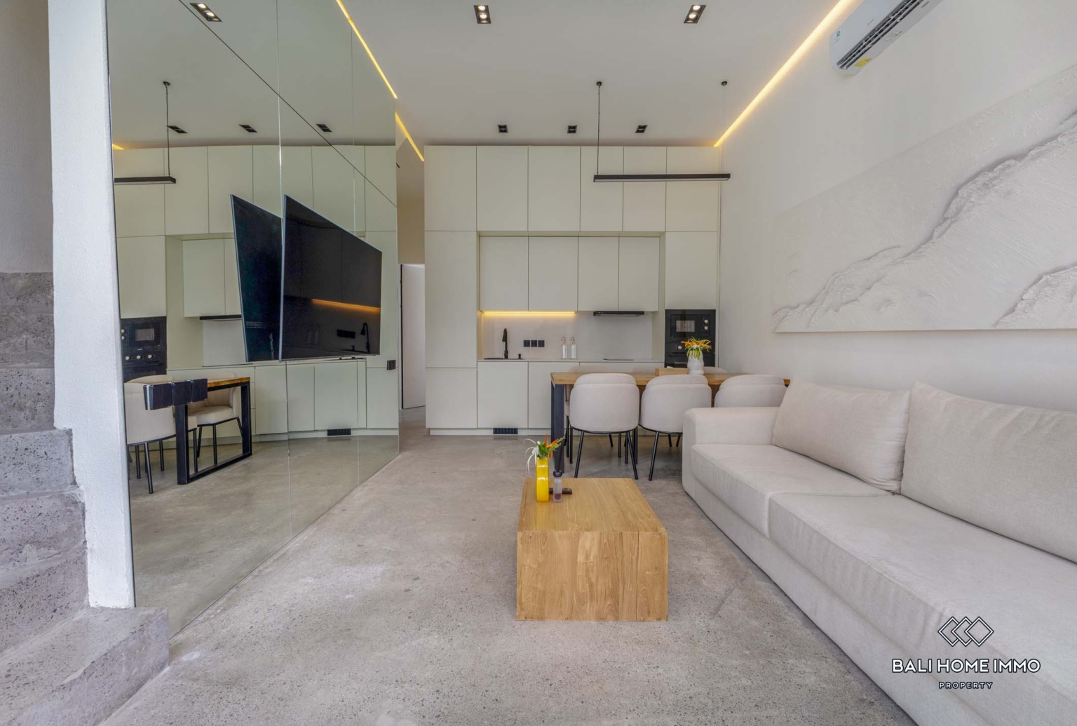 beautiful 3 Bedrooms private villa inside a villa complex for monthly rental in Canggu Berawa view 2