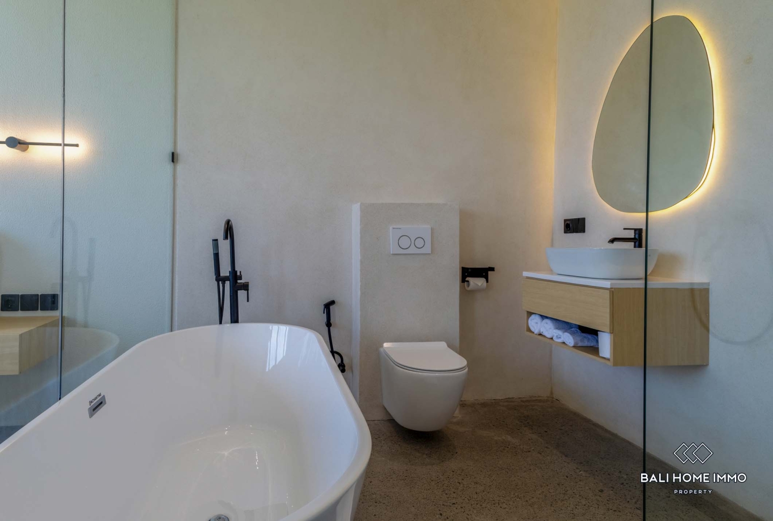 beautiful 3 Bedrooms private villa inside a villa complex for monthly rental in Canggu Berawa view 22