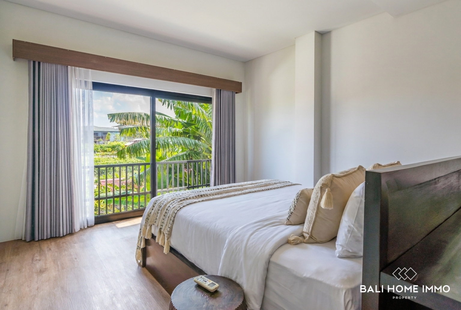 Beautiful 3 bedrooms villa for sale leasehold in Bali Canggu residential side view 14