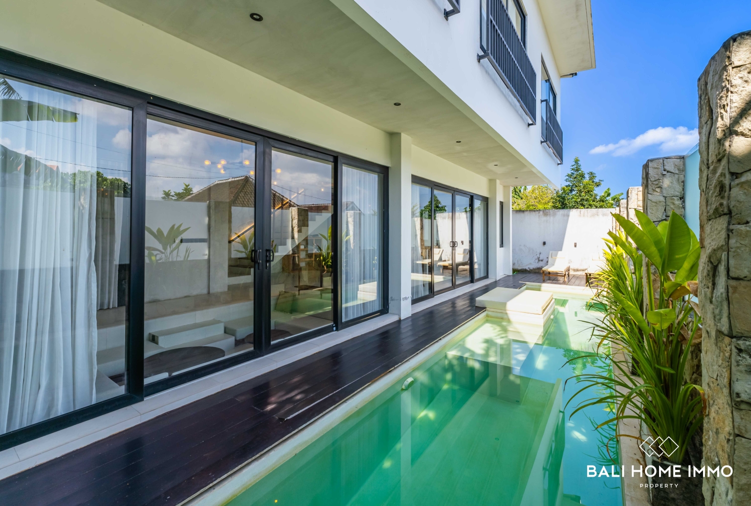Beautiful 3 bedrooms villa for sale leasehold in Bali Canggu residential side view 21