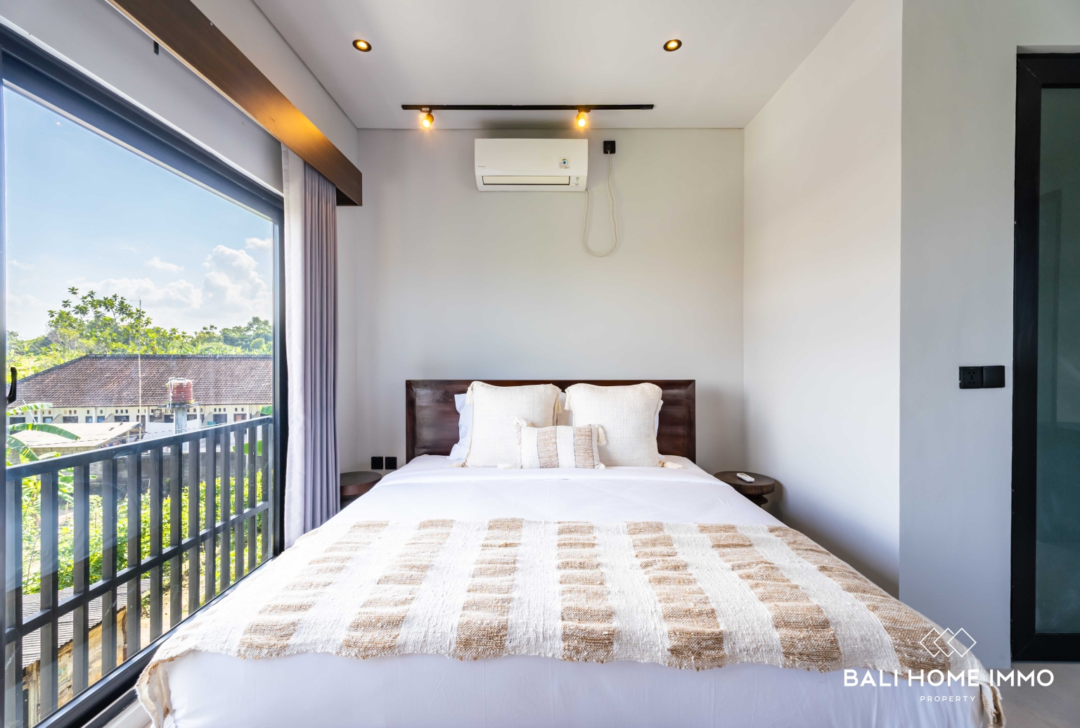 Beautiful 3 bedrooms villa for sale leasehold in Bali Canggu residential side view 17