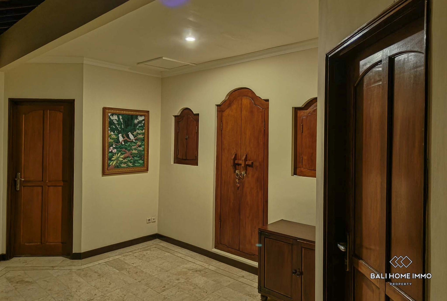 Beautiful 5 Bedroom family villa for sale in Bali, Batu Belig view 2