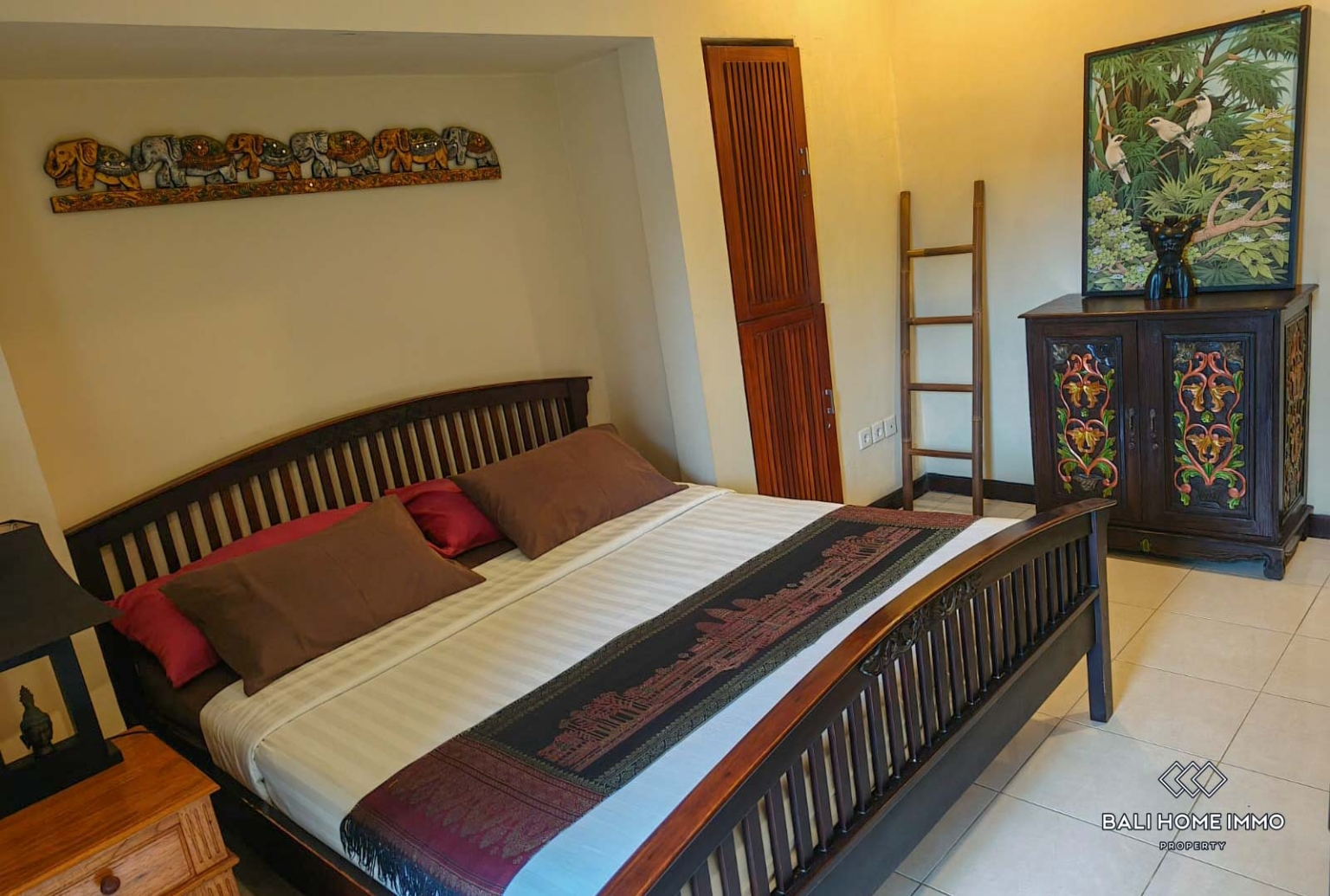 Beautiful 5 Bedroom family villa for sale in Bali, Batu Belig view 12
