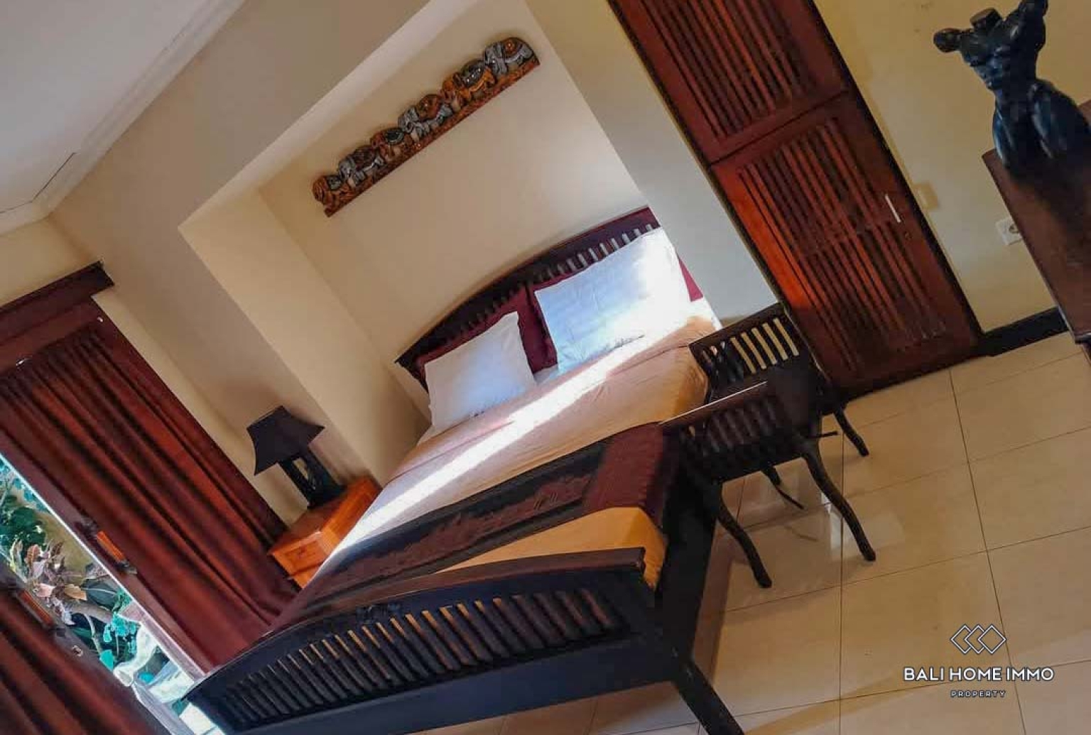 Beautiful 5 Bedroom family villa for sale in Bali, Batu Belig view 11