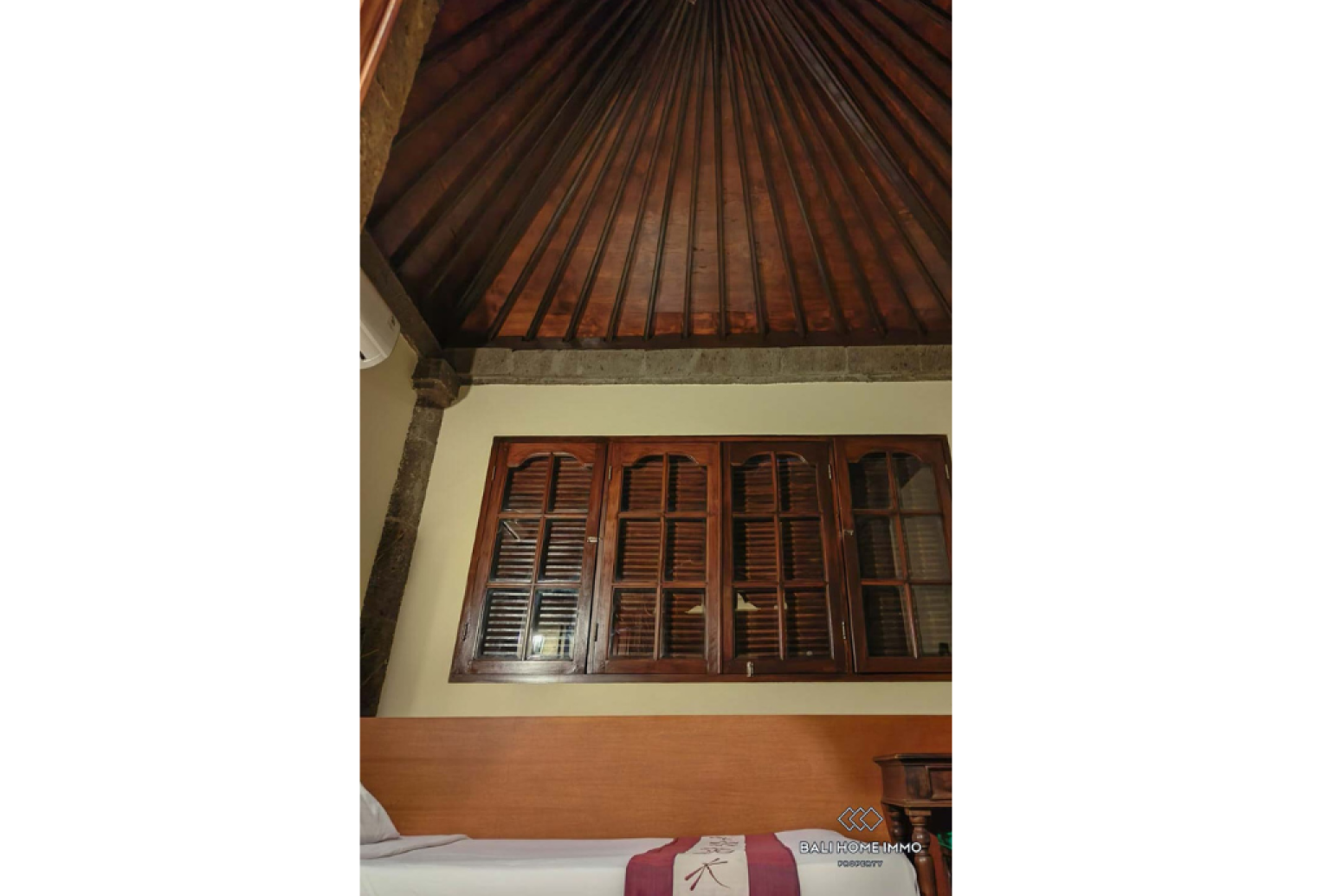 Beautiful 5 Bedroom family villa for sale in Bali, Batu Belig view 9