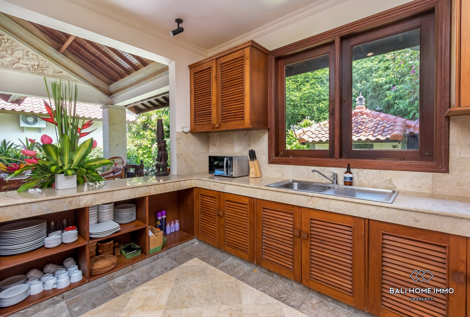 Beautiful 5 Bedrooms villa for sale Freehold in Bali Seminyak Oberoi view 8