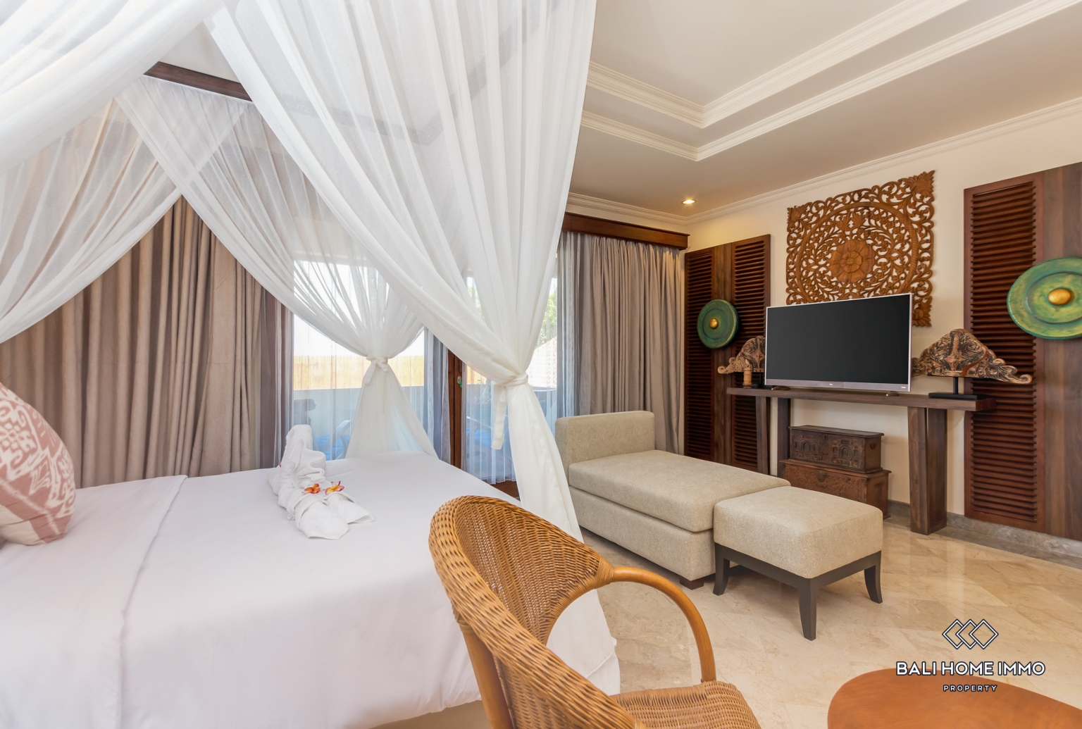Beautiful 5 Bedrooms villa for sale Freehold in Bali Seminyak Oberoi view 19