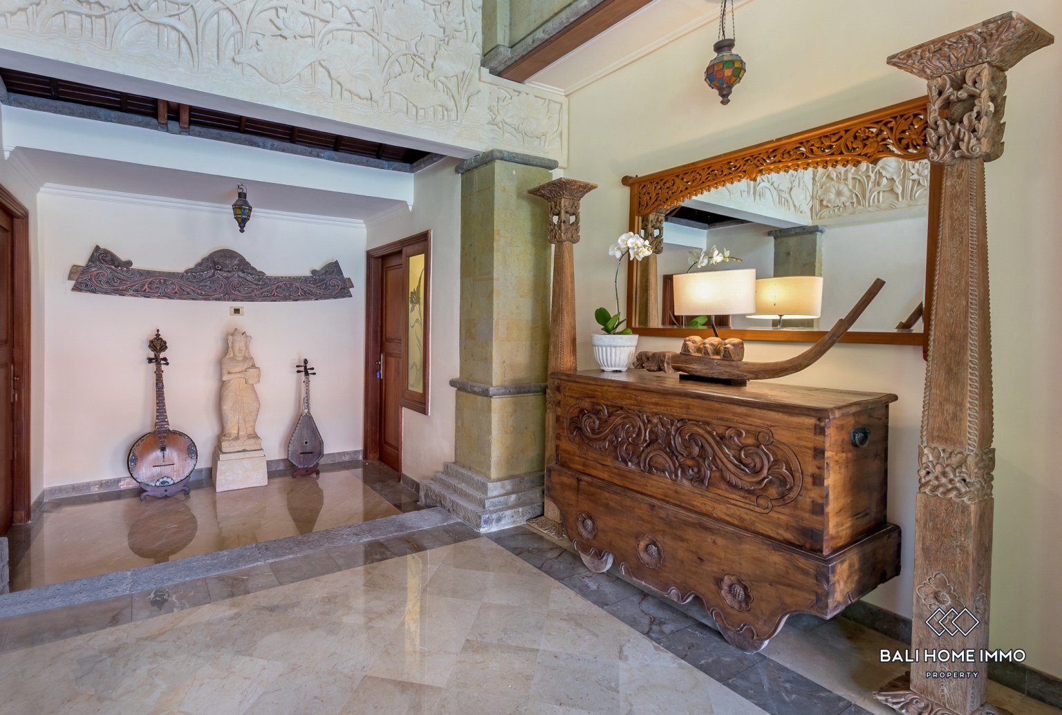 Beautiful 5 Bedrooms villa for sale Freehold in Bali Seminyak Oberoi view 9