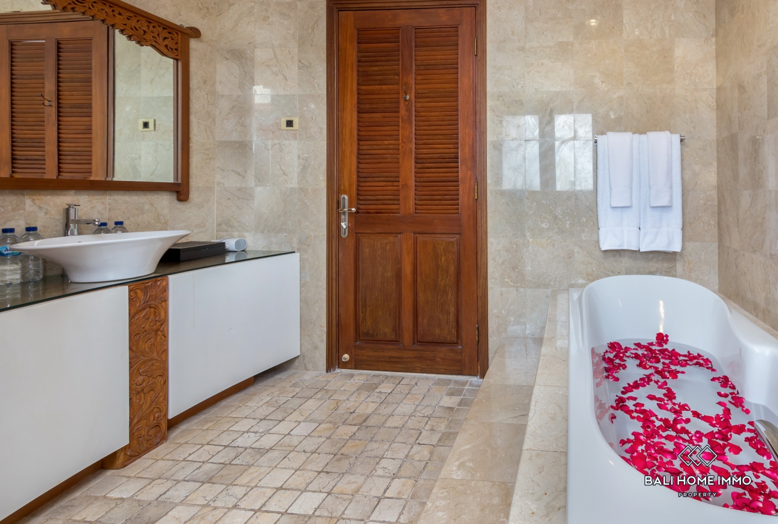Beautiful 5 Bedrooms villa for sale Freehold in Bali Seminyak Oberoi view 24