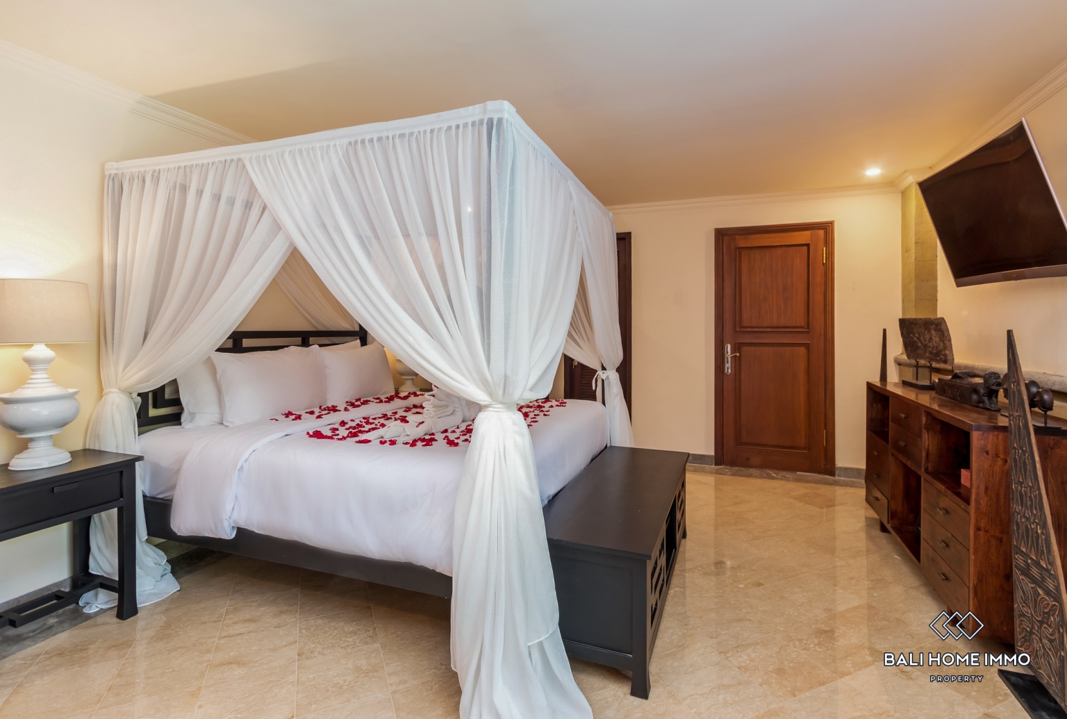 Beautiful 5 Bedrooms villa for sale Freehold in Bali Seminyak Oberoi view 13