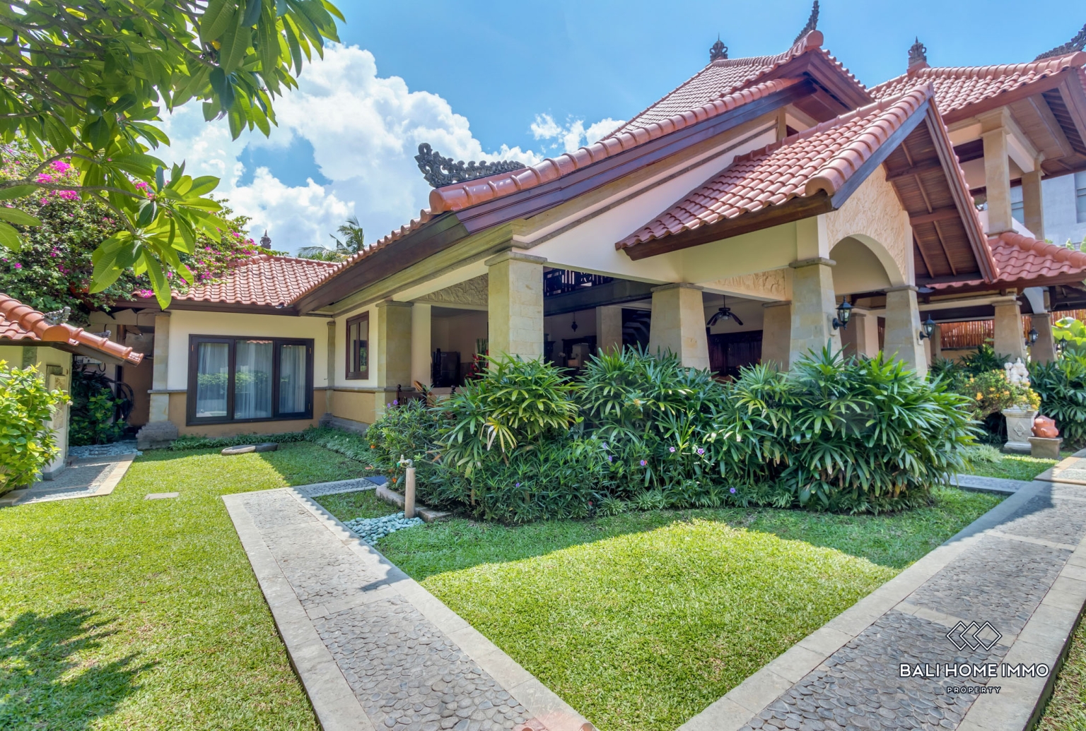 Beautiful 5 Bedrooms villa for sale Freehold in Bali Seminyak Oberoi view 27
