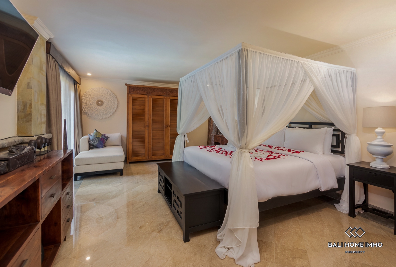 Beautiful 5 Bedrooms villa for sale Freehold in Bali Seminyak Oberoi view 12