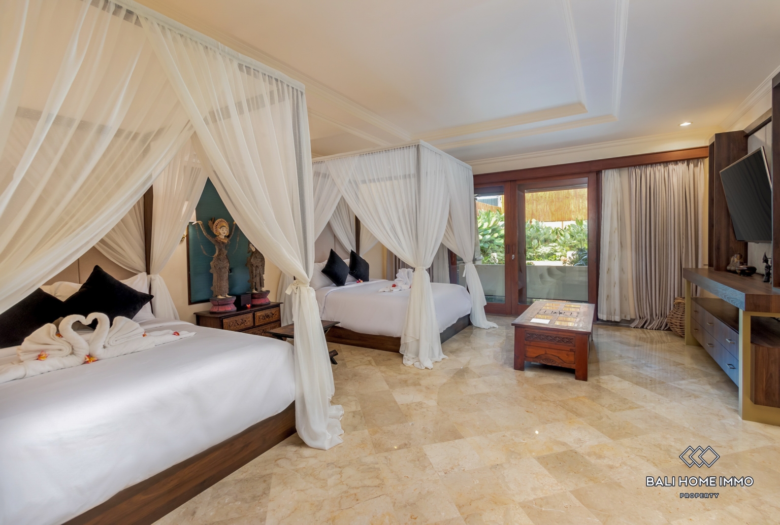 Beautiful 5 Bedrooms villa for sale Freehold in Bali Seminyak Oberoi view 16
