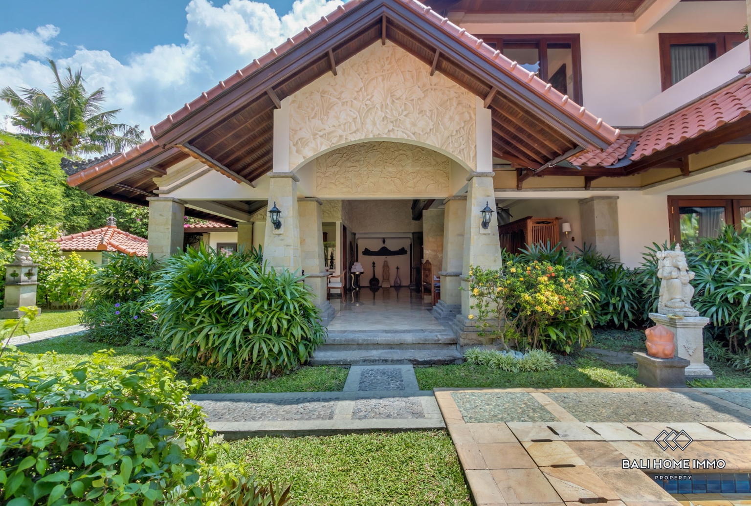 Beautiful 5 Bedrooms villa for sale Freehold in Bali Seminyak Oberoi view 3