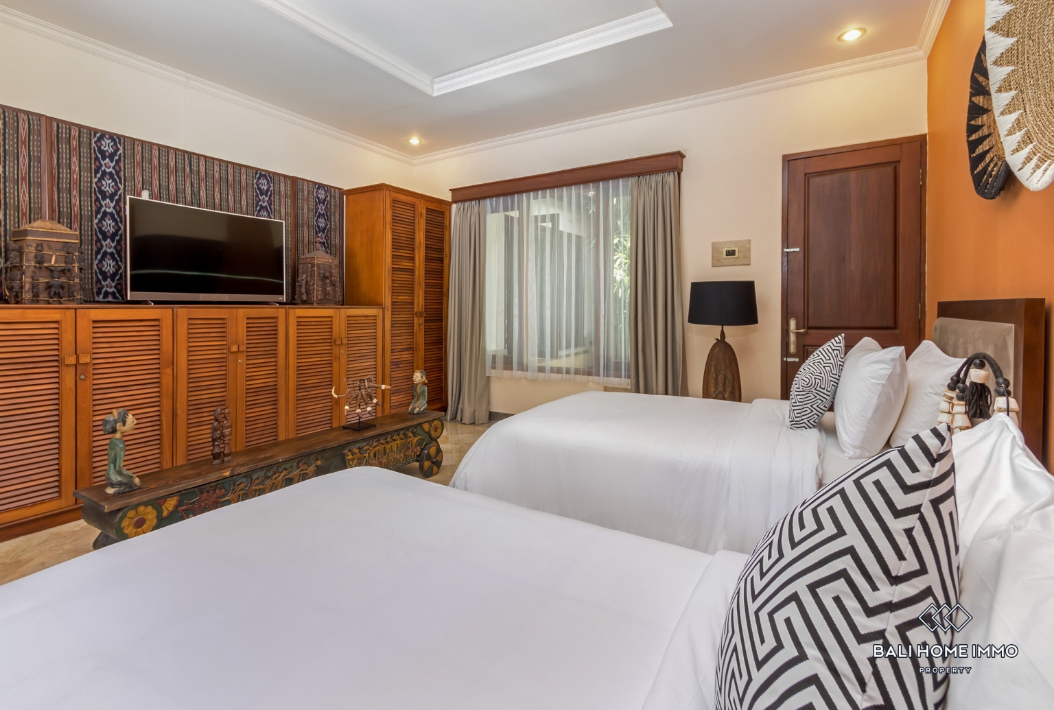 Beautiful 5 Bedrooms villa for sale Freehold in Bali Seminyak Oberoi view 22