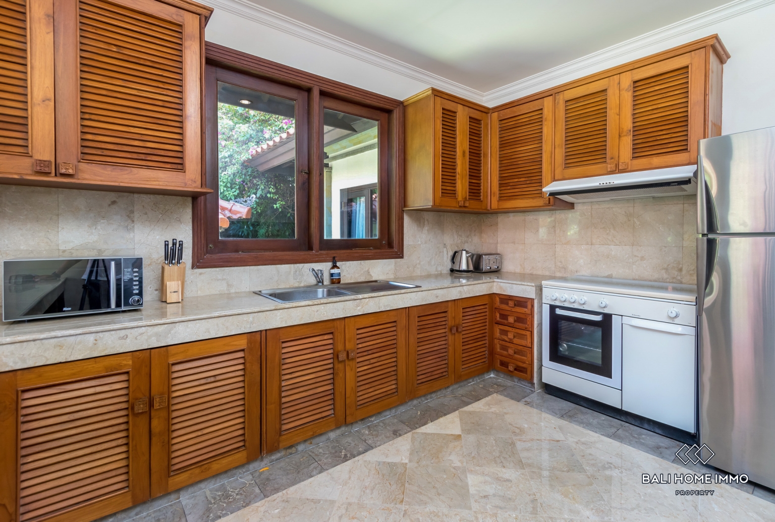 Beautiful 5 Bedrooms villa for sale Freehold in Bali Seminyak Oberoi view 7