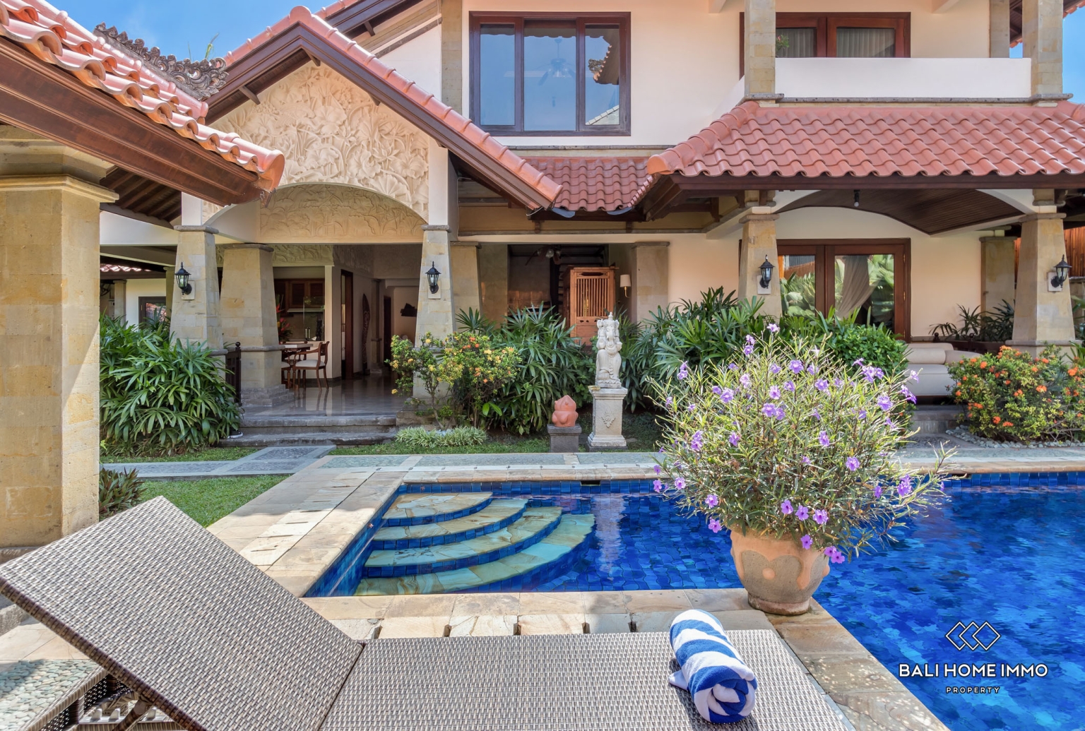 Beautiful 5 Bedrooms villa for sale Freehold in Bali Seminyak Oberoi view 2