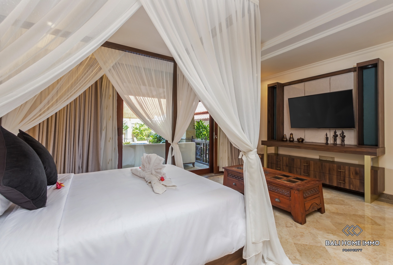 Beautiful 5 Bedrooms villa for sale Freehold in Bali Seminyak Oberoi view 17