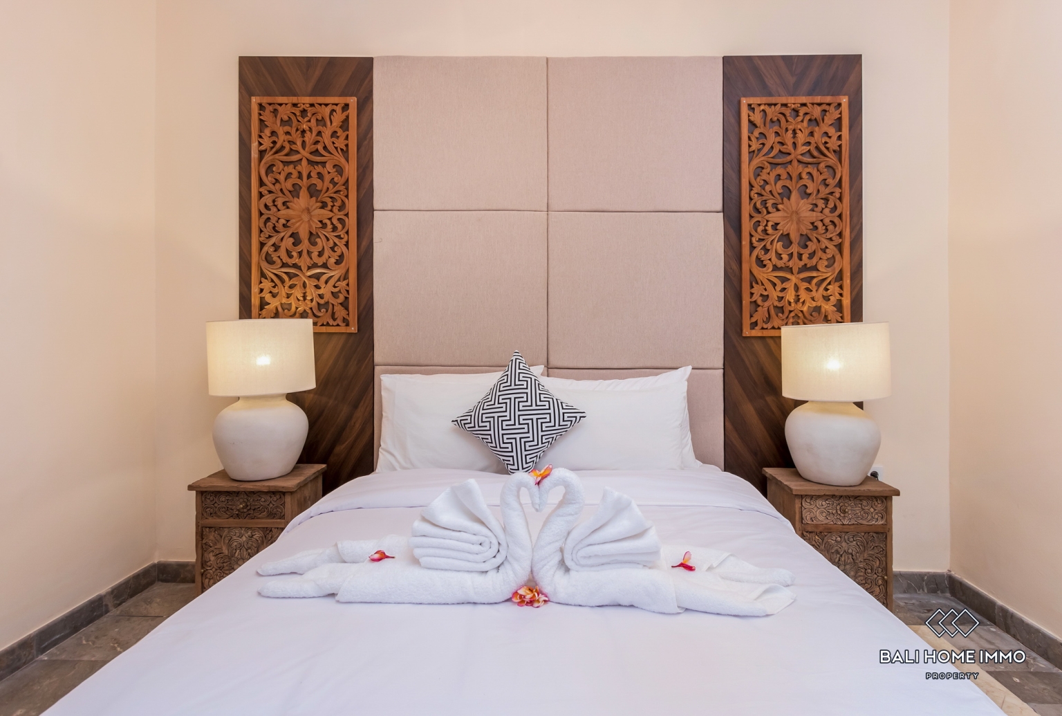 Beautiful 5 Bedrooms villa for sale Freehold in Bali Seminyak Oberoi view 14