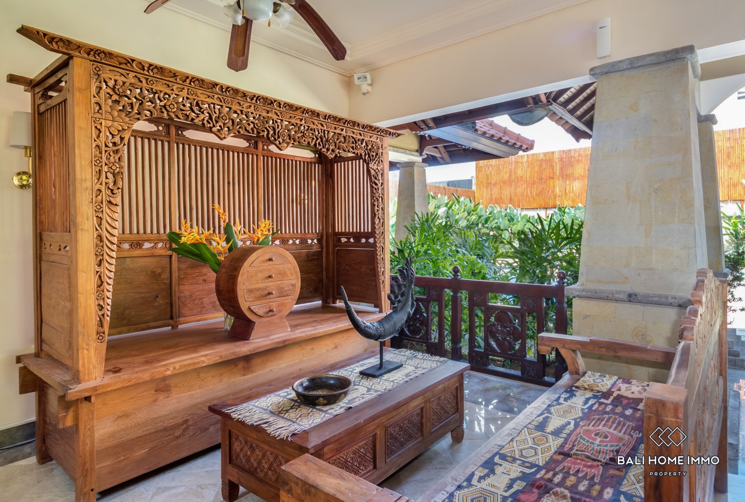 Beautiful 5 Bedrooms villa for sale Freehold in Bali Seminyak Oberoi view 4