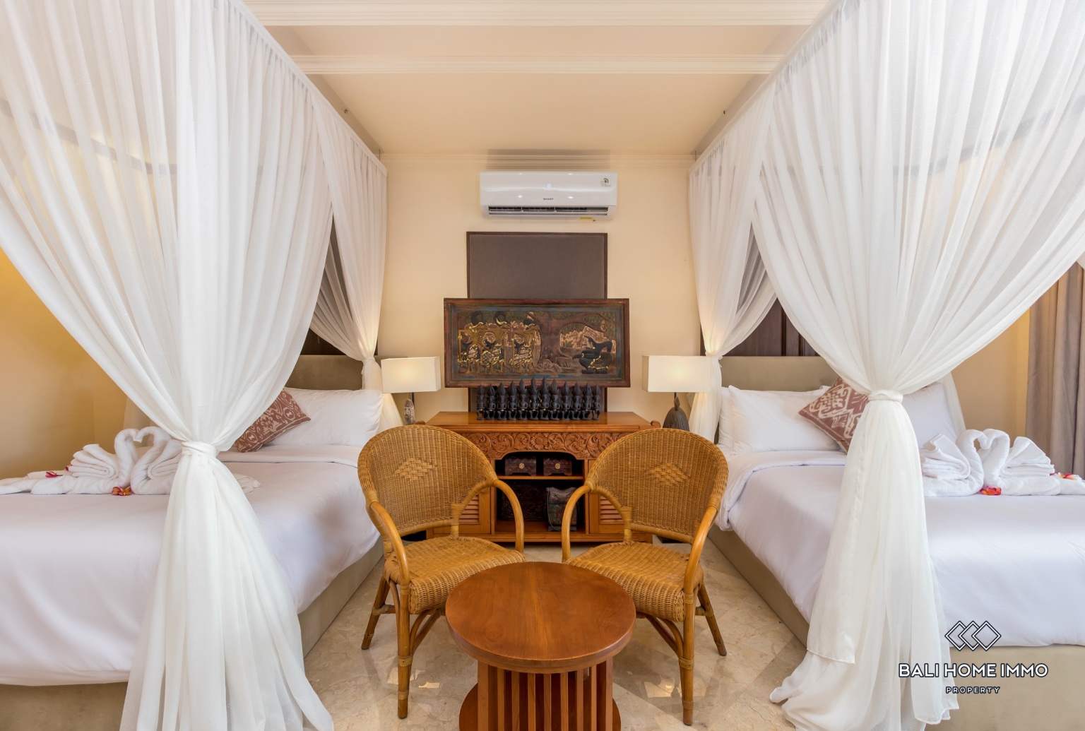 Beautiful 5 Bedrooms villa for sale Freehold in Bali Seminyak Oberoi view 18